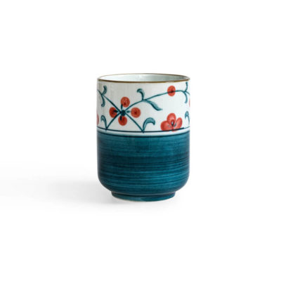 Becher in gedeckten Farben