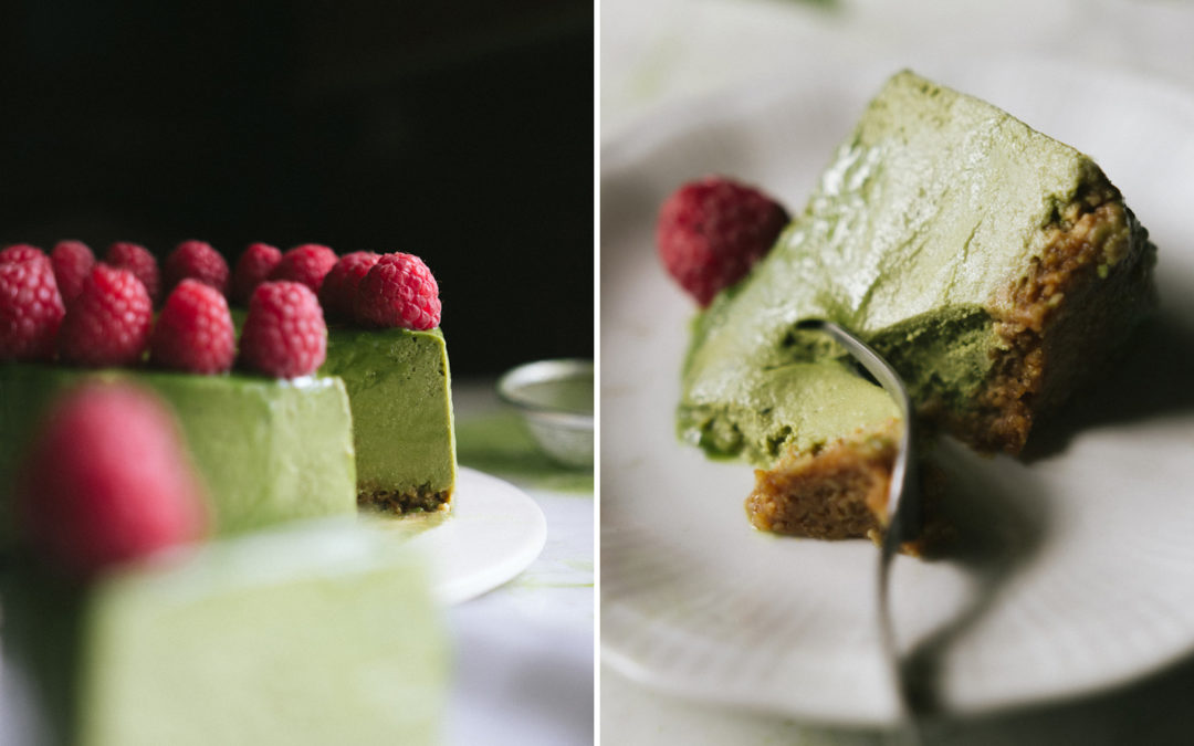 Matcha-Käsekuchen mit Himbeeren