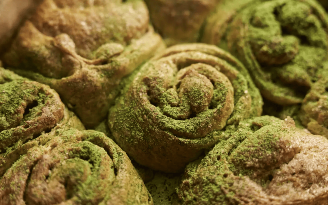 Vegane, Hefe-Zimtschnecken mit Matcha