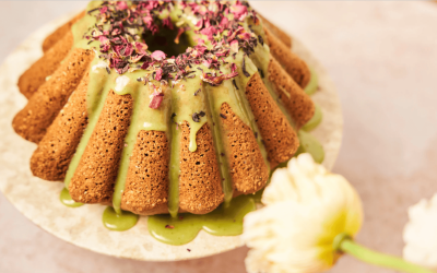 Oster-Gugelhupf mit Matcha-Glasur