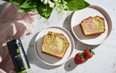 Matcha-Marmorkuchen mit Erdbeeren