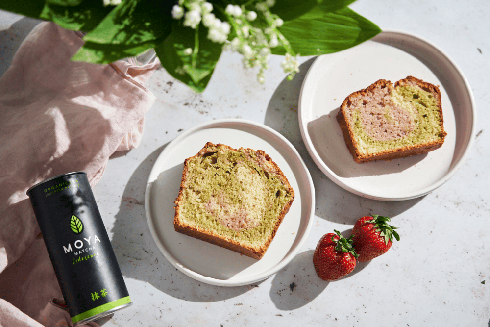 Matcha-Marmorkuchen mit Erdbeeren
