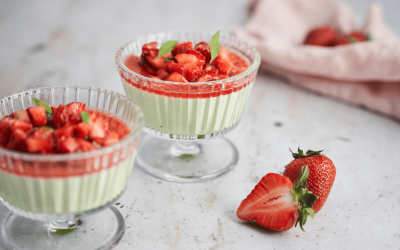 Matcha Panna Cotta mit Erdbeersoße Rezept