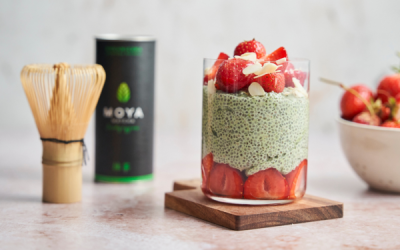 Chia Pudding mit Matcha und Erdbeeren