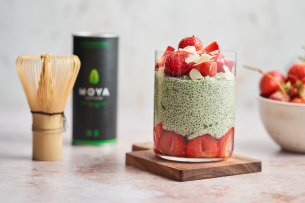 Chia Pudding mit Matcha und Erdbeeren